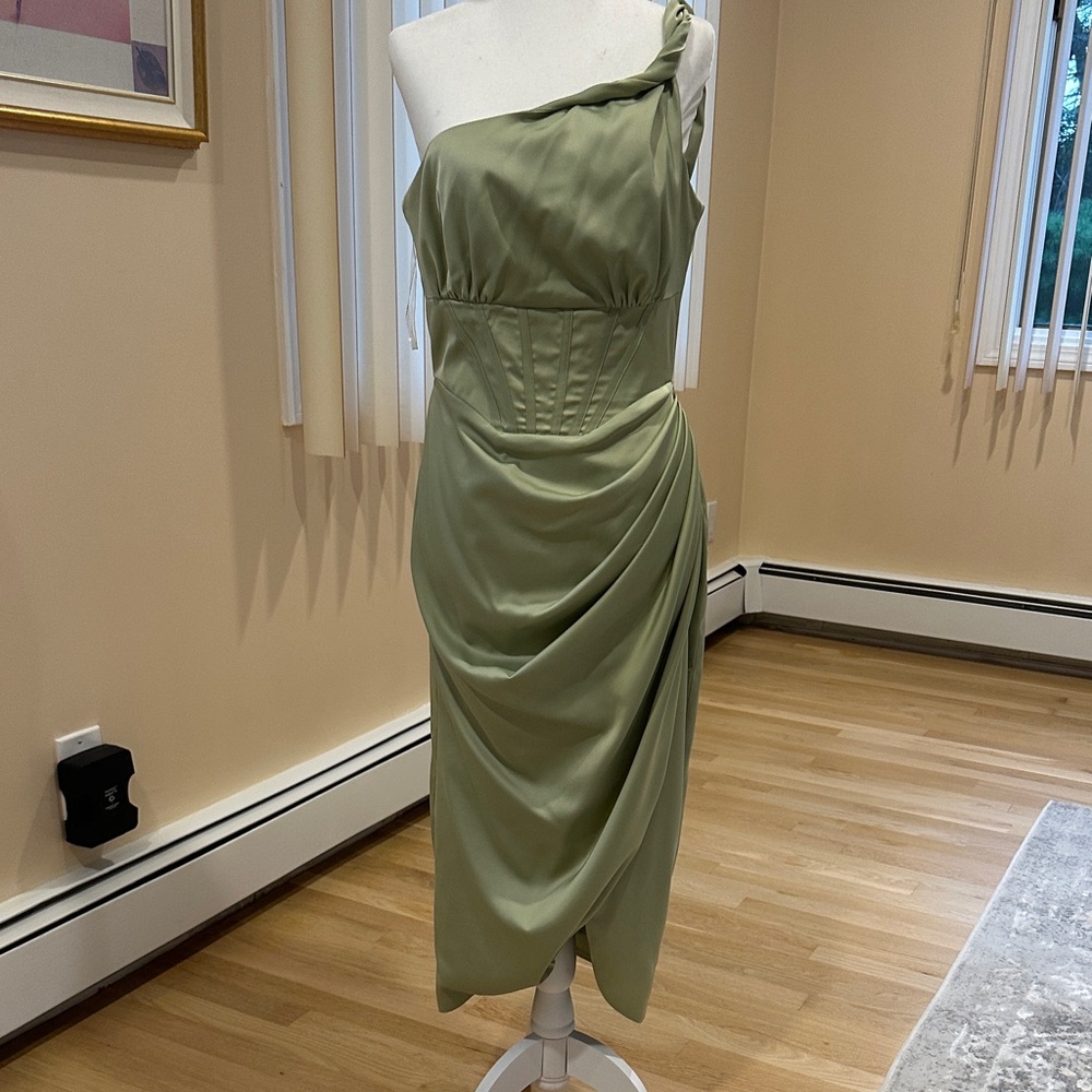 Chic One-Shoulder Dress in Soft Green